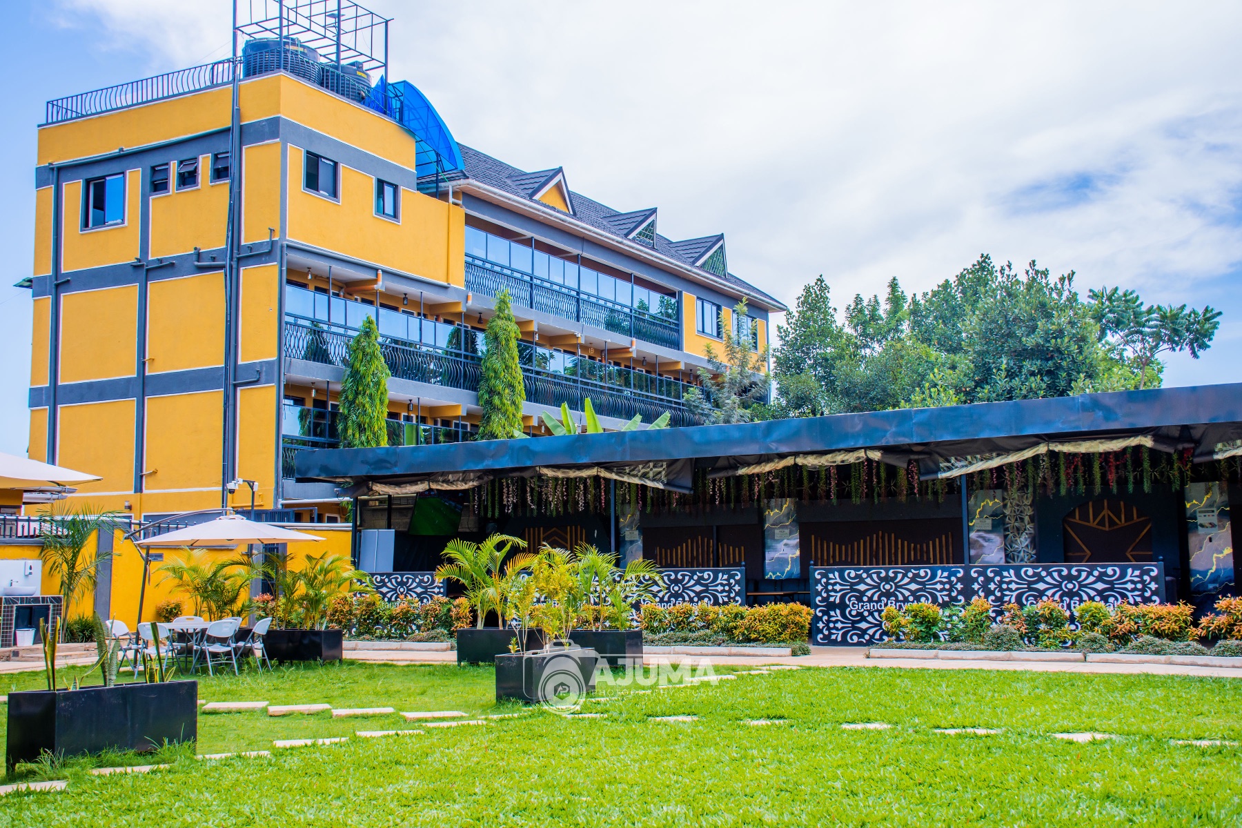 The Grand Brystal Comfort Inn seen across the lawn